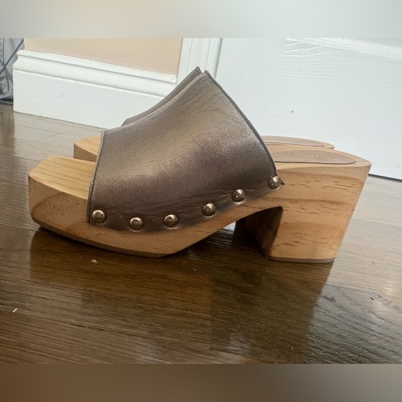 NWOT urban outfitters silver/ wood mules - Picture 3 of 7